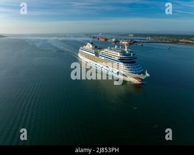 AIDAsol ist ein Schiff der Sphinx-Klasse. Ankunft in Southampton Luftbild. Carnival Corporation, die Muttergesellschaft von AIDA Cruises. Stockfoto