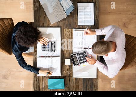 Zwei Kollegen Berechnung der Steuer im Büro Stockfoto