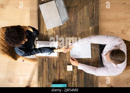 African Mann Und Nahost Frau Händeschütteln Bei Interview Meeting Stockfoto
