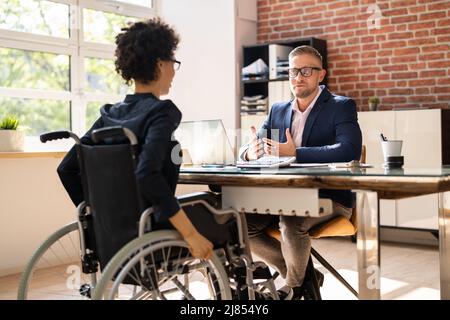 Zwei junge Geschäftsleute Arbeiten am Laptop am Arbeitsplatz Stockfoto
