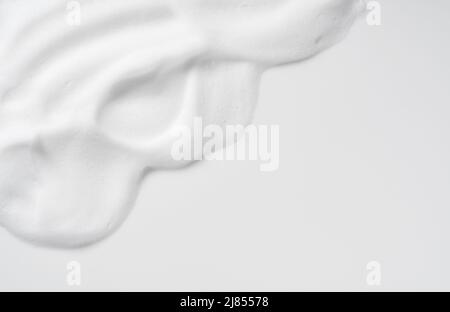 Hautpflegemittel Schaum Textur. Kopieren Sie Platz und Seifenblasen auf weißem Hintergrund. Blick von direkt oben. Stockfoto