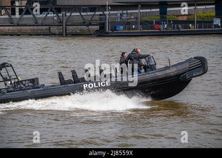 12 Mai 2022. Ein starres Schlauchboot der Metropolitan Police (RIB) auf der Themse, London, England Stockfoto
