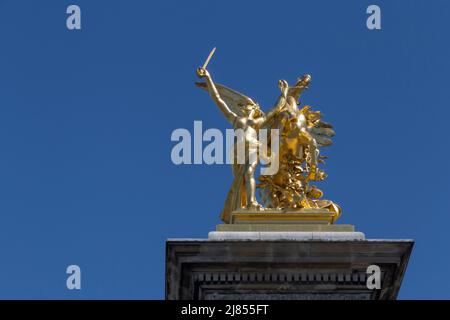 Statue Fame of Commerce, die Pegasus auf dem Sockel am Pont Alexandre III in Paris zurückhält Stockfoto