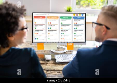 Nahaufnahme der Unternehmer Streiten für junge geschäftsfrau am Schreibtisch Stockfoto