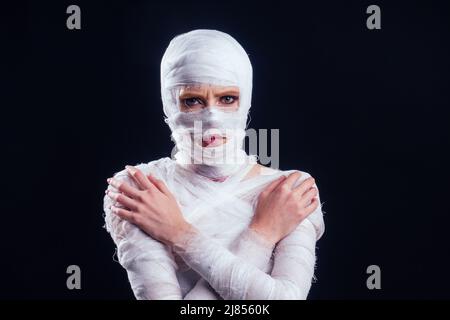 Glamouröse Mama Frau in Verbänden auf ihrem ganzen Körper Studio schwarzen Hintergrund Stockfoto