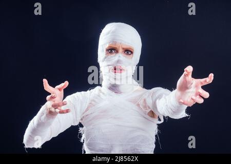 Glamouröse Mama Frau in Verbänden auf ihrem ganzen Körper Studio schwarzen Hintergrund Stockfoto