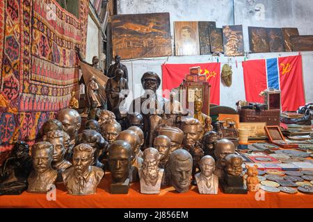 Büsten aus der alten Sowjetzeit, Skulpturen von russischen kommunistischen Führern, darunter Lenin, Stalin, Marx. Auf dem Markt von Yangiobod Bozor in Taschkent, Usbekistan. Stockfoto