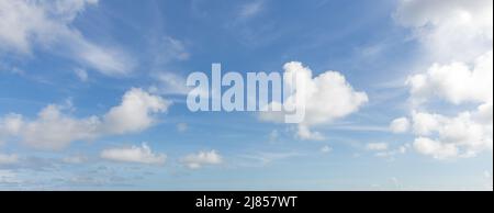 Panorama des blauen Himmels mit weißen Wolken bei klarem Wetter Stockfoto