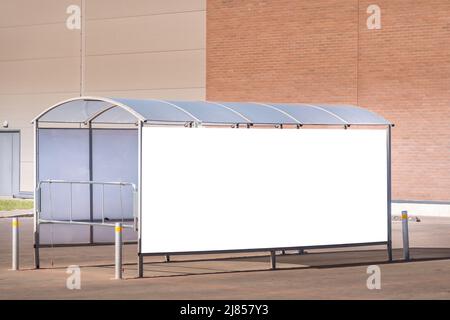 Mock-up. Einkaufswagen zurück Punkt auf einem Parkplatz in der Nähe von Supermarkt Stockfoto