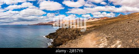 Panoramablick von Puerto Calero nach Playa Quemada, Lanzarote, Spanien mit Fuerteventura in der Ferne Stockfoto