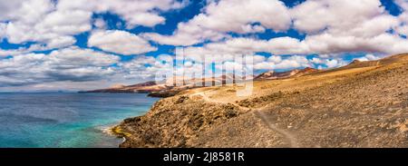 Panoramablick von Puerto Calero über Playa Quemada, Lanzarote, Spanien mit Fuerteventura in der Ferne Stockfoto