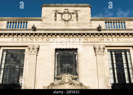 Die Fassade des Islington Town Hall, Upper Street, Islington, London, UK an einem sonnigen Frühlingsabend Stockfoto