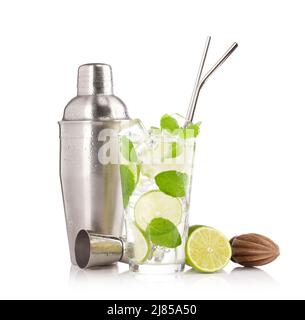 Mojito-Cocktail und Cocktailshaker. Isoliert auf weißem Hintergrund Stockfoto