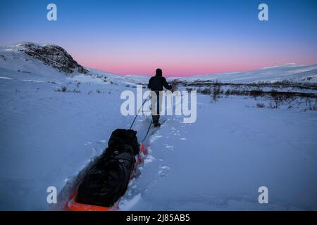 Skifahren im Meekonlaakso-Tal in Richtung Meekojärvi Open Wildnishütte, Enontekiö, Lappland, Finnland Stockfoto