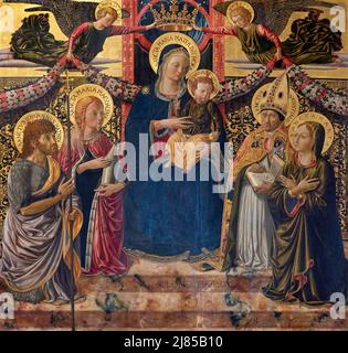 Madonna col Bambino,Due angeli, S.Giovanni Battista, S. Maria Maddalena, S. Agostino, e S. Marta - tempera su tavola - Benozzo Gozzoli - 1466 - San Stockfoto