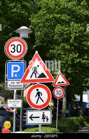 Tempolimit 10, Tempolimit 30, Straßenschaden, kein Gehen... Deutschland auf den Punkt gebracht Stockfoto