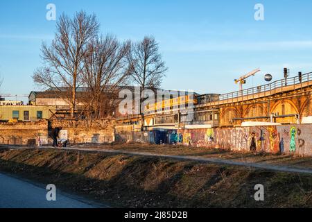 Der U-Bahnhof Gleisdreieck bedient die Linien U 1/U 3 und U 2 auf zwei Bahnsteigen in Kreuzberg Berlin. Die Station wurde 1912-1913 gebaut und beide Plattformen sind über dem Boden erhöht, aber die U1/U3-Plattform befindet sich auf einer höheren Ebene und im rechten Winkel zur U2-Plattform. Der Name des Bahnhofs bedeutet „Eisenbahndreieck“ und befindet sich auf dem Gelände eines früheren Bahnhofs, der 1902 eröffnet wurde. Hier trafen sich drei Filialen der ersten Stammstrecke der U-Bahn vom Zoologischen Garten, Potsdamer Platz und der Warschauer Brücke. Nach einer schweren Zugkollision im Jahr 1908 und einer anschließenden weiteren Stockfoto