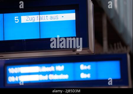 Hamburg, Deutschland. 13.. Mai 2022. „Zug storniert“ steht auf einer Anzeigetafel am Hamburger Hauptbahnhof. Aufgrund eines Kabelbrands in Hamburg ist der Fernverkehr stark gestört. Quelle: Jonas Walzberg/dpa/Alamy Live News Stockfoto