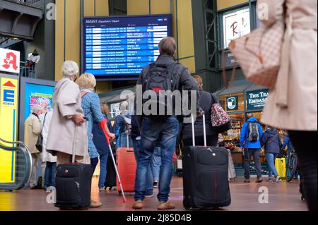 Hamburg, Deutschland. 13.. Mai 2022. Zahlreiche Reisende vor einer Anzeigetafel mit den an- und Abfahrtzeiten des Zuges am Hamburger Hauptbahnhof. Aufgrund eines Kabelbrands in Hamburg ist der Fernverkehr stark gestört. Quelle: Jonas Walzberg/dpa/Alamy Live News Stockfoto