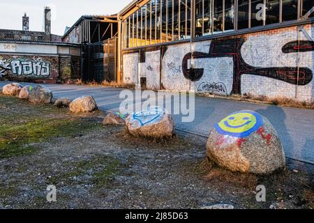 STATION-Berlin Veranstaltungs- & Konferenzzentrum Gebäude, Wege & bemalte Felsen vom Gleisdreieck Park, Kreuzberg, Berlin aus gesehen Stockfoto