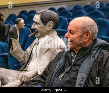 Älterer Mann, der neben der Statue des Filmemachers Ernst Lubitsch saß, eine Zigarre rauchte, im Kino in Mitte, Berlin, Deutschland die Statue saß in den neunziger Jahren im Schöneberger Notausgang-Kino, und nachdem das Kino geschlossen wurde, Ich wurde ins Museum für Film und Fernsehen im Sony Center verlegt. Es wurde nun in ein Kino zurückgebracht. Das Kino Babylon eröffnete 1929 zeigt Vintage-Filme oft mit einem Live-Orchester Stockfoto