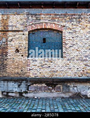 Studiobereich von Ben Wagin 'Anhalter Garten' im Gleisdreieck Park auf dem Gelände des Deutschen Technikmuseums in Kreuzberg, Berlin. Wagin hat das historische Land und die Ruinen des ehemaligen Anhalter Güterbahnhofs zu einer natürlichen und kulturellen Gedenkstätte umgebaut. Der 90-jährige Künstler ist ein leidenschaftlicher Verfechter von Natur- und Umweltschutz. Er ist bekannt als ‘Baumpatentvater’ und arbeitet mit seiner Künstlergruppe „die Baumpatenverein“ im Anhalter Garten der Erinnerung. Die Anhalter Freight Yard Gebäude wurden von Architekt entworfen Stockfoto