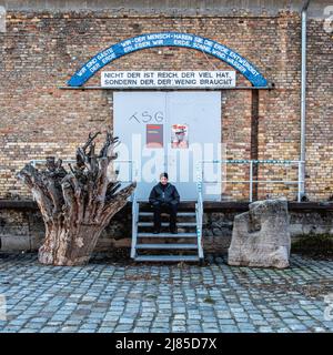 Studiobereich von Ben Wagin 'Anhalter Garten' im Gleisdreieck Park auf dem Gelände des Deutschen Technikmuseums in Kreuzberg, Berlin. Wagin hat das historische Land und die Ruinen des ehemaligen Anhalter Güterbahnhofs zu einer natürlichen und kulturellen Gedenkstätte umgebaut. Der 90-jährige Künstler ist ein leidenschaftlicher Verfechter von Natur- und Umweltschutz. Er ist bekannt als ‘Baumpatentvater’ und arbeitet mit seiner Künstlergruppe „die Baumpatenverein“ im Anhalter Garten der Erinnerung. Die Anhalter Freight Yard Gebäude wurden von Architekt entworfen Stockfoto