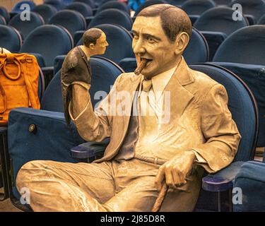 Statue des Filmemachers Ernst Lubitsch, rauchender Zigarre, im Kino, Mitte, Berlin, Deutschland die Statue saß in den neunziger Jahren im Schöneberger Notausgang-Kino und nach der Schließung des Kinos wurde ich ins Museum für Film und Fernsehen im Sony Center verlegt. Es wurde nun in ein Kino zurückgebracht. Das Kino Babylon eröffnete 1929 zeigt Vintage-Filme oft mit einem Live-Orchester Stockfoto