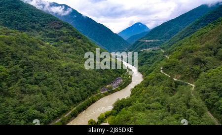 (220513) -- GONGSHAN, 13. Mai 2022 (Xinhua) -- Luftfoto vom 10. Mai 2022 zeigt die Landschaft der Gemeinde Dulongjiang, des Autonomen Bezirks Gongshan Dulong und Nu, südwestlich der Provinz Yunnan in China. Dulong ist eine in den Bergen lebende ethnische Gruppe im Südwesten Chinas. Es ist eine der am wenigsten bevölkerten Nationalitäten der chinesischen Minderheit. 2018 schüttelte die ethnische Gruppe Dulong die Armut als Ganzes ab, ein phänomenaler Durchbruch. Li Wenshi erbte die Dulong-Weben von ihrer Mutter und nutzte ihr Fachwissen, um verschiedene Produkte zu kreieren, die bei Touristen beliebt sind, um die Eingeweben ihrer Familie zu steigern Stockfoto