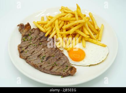 Kombinierter Teller mit Schweinelende mit Kartoffeln und Spiegelei Stockfoto