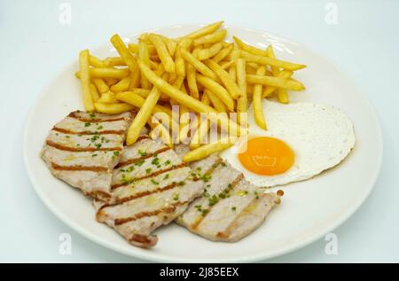 Kombinierter Teller mit Schweinelende mit Kartoffeln und Spiegelei Stockfoto