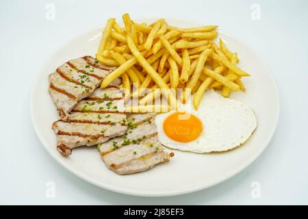 Kombinierter Teller mit Schweinelende mit Kartoffeln und Spiegelei Stockfoto