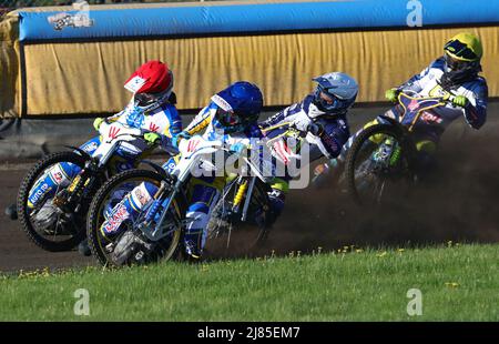 Hitze 1 , von links: Piraterras no1. 1 Wiktor Lampart, Piraternas Nr. 2 Jakub Jamrog, Masarnas Nr. 1 Krzysztof Buczkowski und Masarnas Nr. 2 Antonio Lindbäck im Speedway-Match in der Elite Series zwischen Piraterna-Masarna am Donnerstagabend in der TBM Arena. Stockfoto