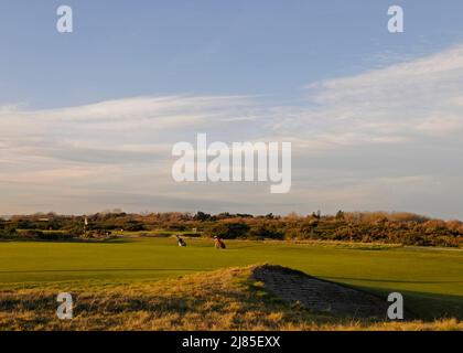 Blick über Bunker auf 1. Green und 2. Tee, Hayling Golf Club, Hayling Island, Hampshire, England Stockfoto