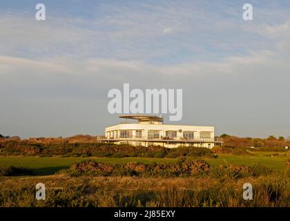 Blick über Gorse Büsche auf 18. Fairway und Clubhouse, Hayling Golf Club, Hayling Island, Hampshire, England Stockfoto