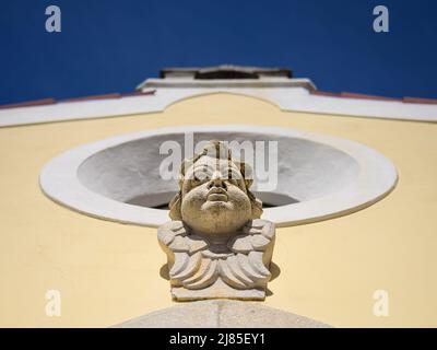 Fassade der Kirche Majka Bozja od zdravlja in Cres (Kroatien), sonniger Tag im Frühling Stockfoto