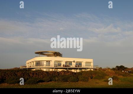 Blick über Gorse Bushes zum Clubhouse, Hayling Golf Club, Hayling Island, Hampshire, England Stockfoto