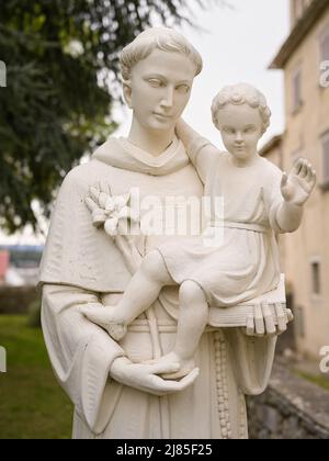 Statue im Garten des Franziskanerkloster und der Kirche in Cres (Kroatien), bewölktes Wetter im Frühling Stockfoto