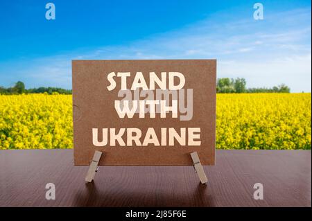 Stand mit Ukraine Text auf Karte auf dem Tisch mit Bergen Hintergrund. Stockfoto