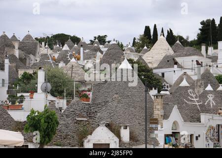 Panoramablick auf Alberobello mit Trulli Häusern, Italien Stockfoto