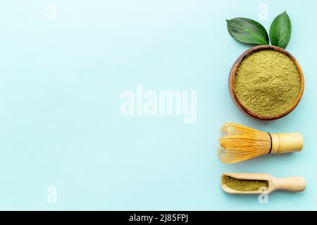 Grüner Matcha mit Bambusbesen. Pulver in Holzschüssel Stockfoto