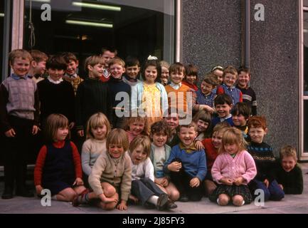 Britisches Schulleben in den 1970er Jahren Kinder posieren 1971 Foto von Tony Henshaw Archive Stockfoto