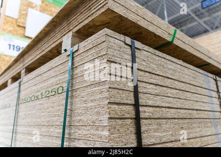 Ein Stapel Spanplatte in einem Baumarkt. USB-Holzplatte. Stockfoto