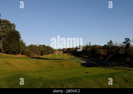 Blick vom 2. Tee über 1. Green bis Clubhouse, Swinley Forest Golf Club, Ascot, Bergen, England Stockfoto