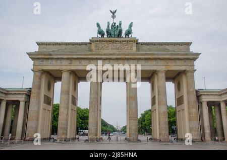 Berlin- das Brandenburger Tor in Berlin ist ein frühklassisches Triumph, das an der Westflanke des quadratischen Pariser Platzes. Stockfoto