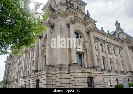 Berlin-das Reichsgebäude ist der Sitz des Deutschen Bundestages und eine der meistbesehenen Sehenswürdigkeiten Berlins Stockfoto