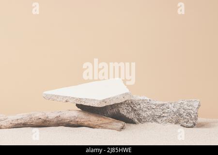 Grunge Betonsteine und trockene Baumzweige auf weißem Sand Hintergrund. Minimale kreative Komposition Hintergrund für Kosmetika oder Produkte Stockfoto