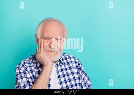 Portrait von negativer Stimmung Opa halten Wange fühlen schreckliche Zahnschmerzen isoliert auf türkisfarbenem Hintergrund Stockfoto