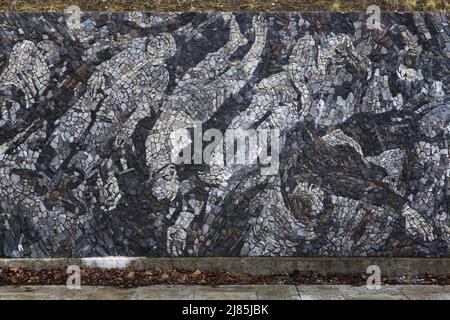 Hingerichtete Opfer der Nazi-Besatzung, die auf dem Steinmosaik des tschechischen modernistischen Künstlers Martin Sladký im Bereich des Kobylisy Shooting Range (Kobyliská Střelnice) in Prag dargestellt sind. Das Gelände des ehemaligen militärischen Schießstandbereichs wurde während der Nazi-Besatzung für Massenexekutionen genutzt. Stockfoto