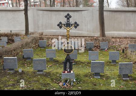 Gräber von hingerichteten Opfern des tschechoslowakischen kommunistischen Regimes auf dem Friedhof Ďáblice (Ďáblický hřbitov) in Prag, Tschechische Republik. Das große Kreuz in der Mitte markiert die ehemalige Begräbnisstätte des tschechoslowakischen Priesters Josef Toufar (1902-1950), der 2015 im Dorf Číhošť neu bestattet wurde. Stockfoto